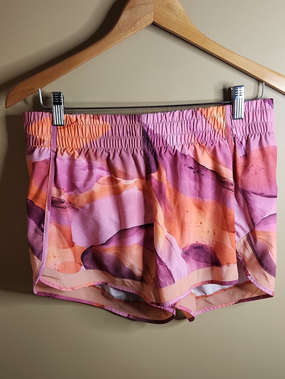 Athleta printed mesh racer short in Pink/Orange Geometric pattern.  Sz M.